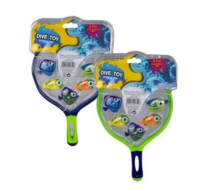 Water dive toy scoop a fish